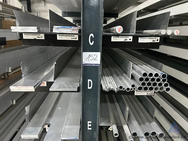 Inhoud van het rek bestaande uit diverse aluminium profielen, staven en buizen - afbeelding 3 van  4