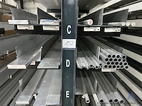 Inhoud van het rek bestaande uit diverse aluminium profielen, staven en buizen - afbeelding 3 van  4