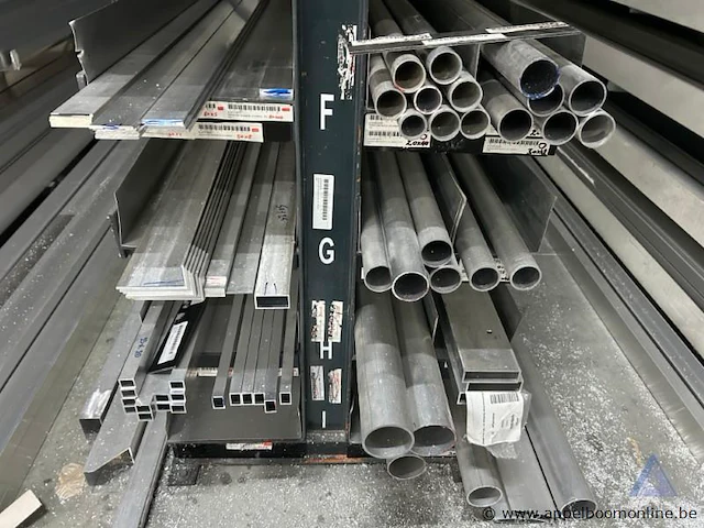 Inhoud van het rek bestaande uit diverse aluminium profielen, staven en buizen - afbeelding 4 van  4