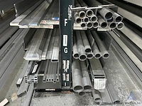 Inhoud van het rek bestaande uit diverse aluminium profielen, staven en buizen - afbeelding 4 van  4