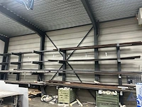 Inhoud van het rek bestaande uit diverse metalen profielen en buizen