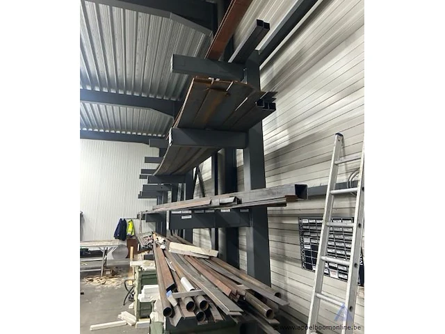 Inhoud van het rek bestaande uit diverse metalen profielen en buizen - afbeelding 2 van  3