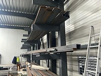 Inhoud van het rek bestaande uit diverse metalen profielen en buizen - afbeelding 2 van  3