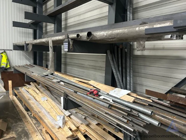 Inhoud van het rek bestaande uit diverse metalen profielen en buizen - afbeelding 3 van  3