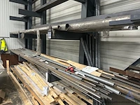 Inhoud van het rek bestaande uit diverse metalen profielen en buizen - afbeelding 3 van  3