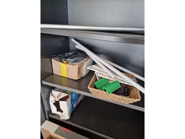 Inhoud van het rek en de kasten - afbeelding 14 van  19