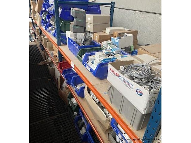 Inhoud van het rek wo. diverse aansluitingen, elektratoebehoren, enz - afbeelding 1 van  4