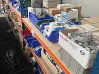 Inhoud van het rek wo. diverse aansluitingen, elektratoebehoren, enz - afbeelding 1 van  4
