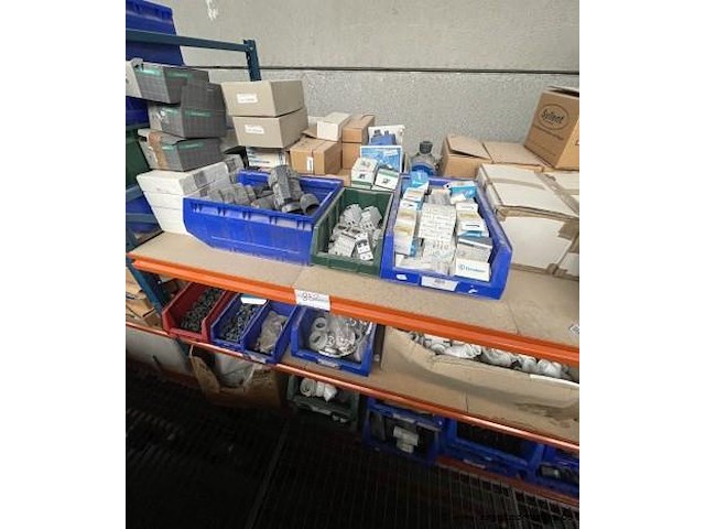 Inhoud van het rek wo. diverse aansluitingen, elektratoebehoren, enz - afbeelding 2 van  4