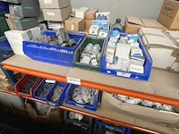 Inhoud van het rek wo. diverse aansluitingen, elektratoebehoren, enz - afbeelding 2 van  4