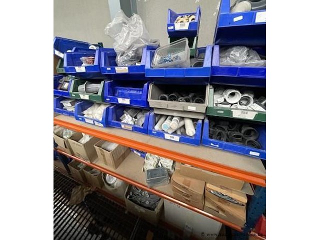 Inhoud van het rek wo. diverse aansluitingen, elektratoebehoren, enz - afbeelding 3 van  4