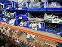 Inhoud van het rek wo. diverse aansluitingen, elektratoebehoren, enz - afbeelding 3 van  4