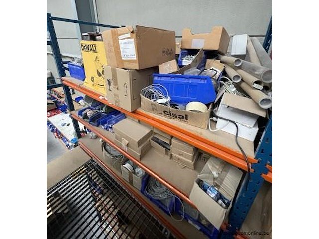 Inhoud van het rek wo. diverse aansluitingen, elektratoebehoren, enz - afbeelding 4 van  4
