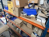 Inhoud van het rek wo. diverse aansluitingen, elektratoebehoren, enz - afbeelding 4 van  4