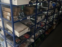 Inhoud van het rek wo. diverse elektriciteitsmaterialen - afbeelding 1 van  5