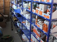 Inhoud van het rek wo diverse siliconen, elektriciteitskabels - afbeelding 1 van  6