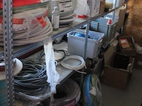 Inhoud van het rek wo diverse siliconen, elektriciteitskabels - afbeelding 2 van  6