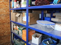 Inhoud van het rek wo diverse siliconen, elektriciteitskabels - afbeelding 3 van  6