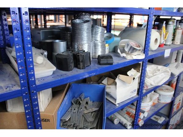 Inhoud van het rek wo diverse siliconen, elektriciteitskabels - afbeelding 4 van  6