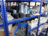 Inhoud van het rek wo diverse siliconen, elektriciteitskabels - afbeelding 4 van  6