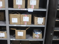 Inhoud van het rek wo. diverse verlichtingsmaterialen - afbeelding 1 van  5
