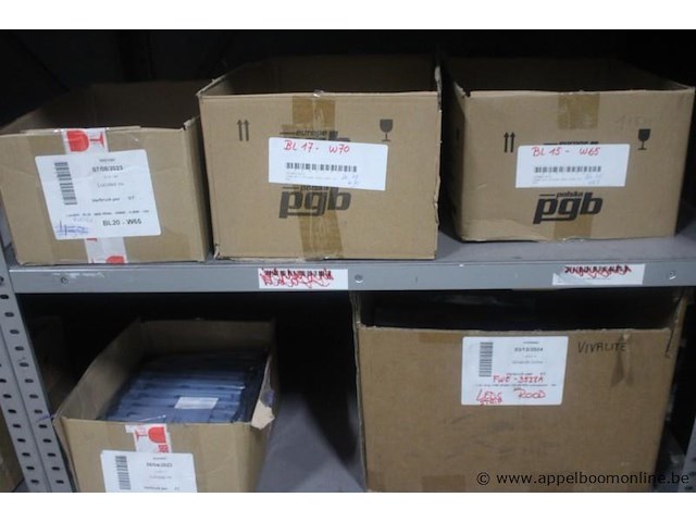 Inhoud van het rek wo. diverse verlichtingsmaterialen - afbeelding 2 van  5