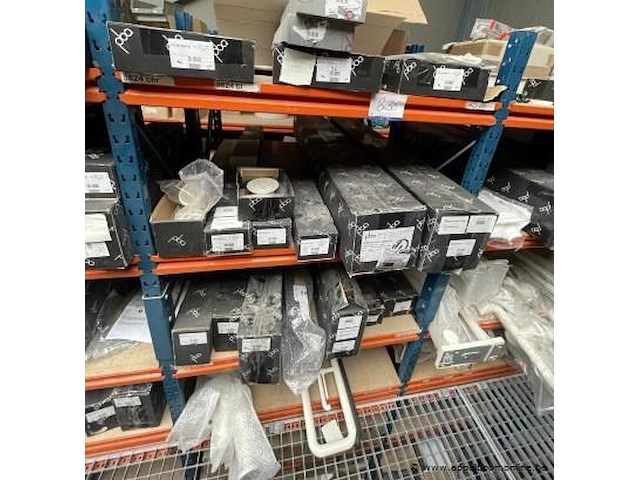 Inhoud van het rek wo. douchegrepen, badgrepen, enz - afbeelding 1 van  6