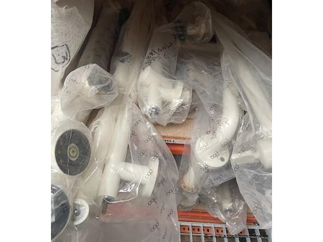 Inhoud van het rek wo. douchegrepen, badgrepen, enz - afbeelding 2 van  4