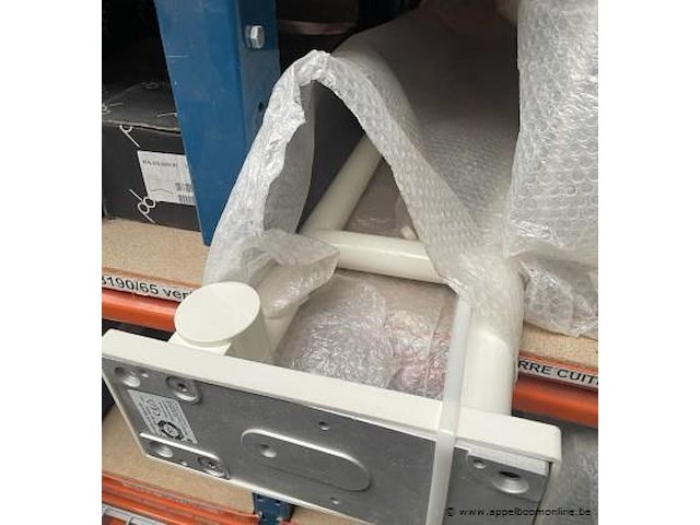 Inhoud van het rek wo. douchegrepen, badgrepen, enz - afbeelding 4 van  4