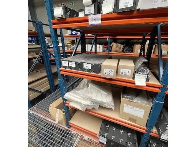 Inhoud van het rek wo. douchegrepen enz. - afbeelding 1 van  4