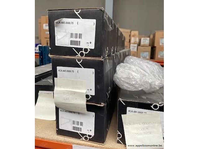 Inhoud van het rek wo. douchegrepen enz. - afbeelding 2 van  4