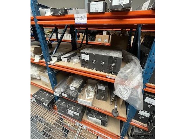 Inhoud van het rek wo. douchegrepen, toiletborstel, enz - afbeelding 1 van  5