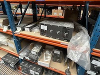 Inhoud van het rek wo. douchegrepen, toiletborstel, enz - afbeelding 1 van  5