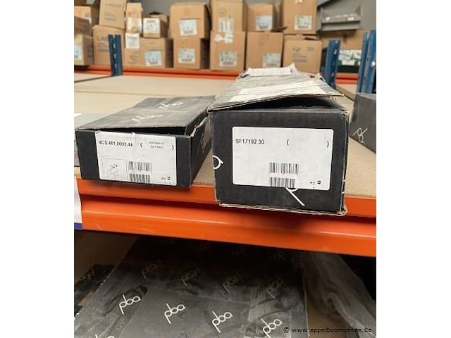 Inhoud van het rek wo. douchegrepen, toiletborstel, enz - afbeelding 2 van  5