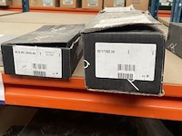 Inhoud van het rek wo. douchegrepen, toiletborstel, enz - afbeelding 2 van  5