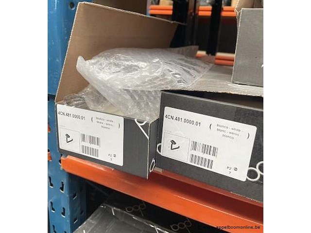 Inhoud van het rek wo. douchegrepen, toiletborstel, enz - afbeelding 4 van  5