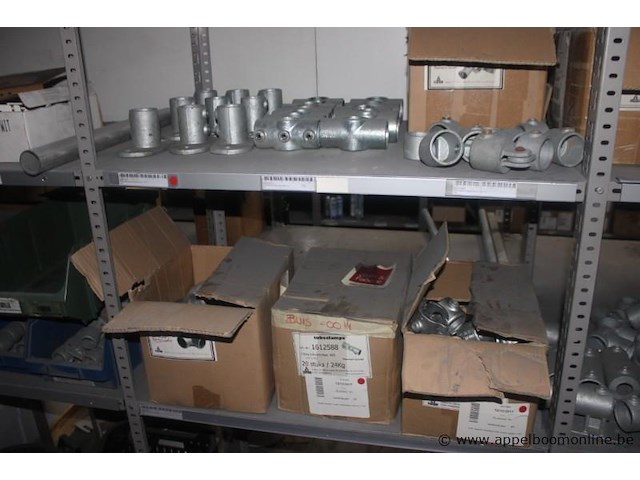 Inhoud van het rek wo. metalen koppelingen, veiligheidsharnassen en diverse materialen - afbeelding 3 van  3