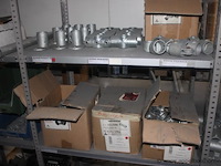 Inhoud van het rek wo. metalen koppelingen, veiligheidsharnassen en diverse materialen - afbeelding 3 van  3