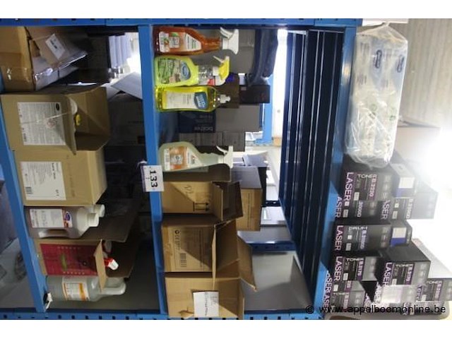 Inhoud van het rek wo. schoonmaakmiddelen - afbeelding 1 van  4