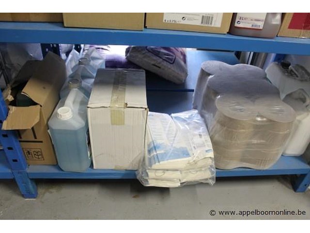 Inhoud van het rek wo. schoonmaakmiddelen - afbeelding 2 van  4