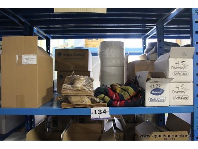 Inhoud van het rek wo. schoonmaakmiddelen - afbeelding 1 van  3