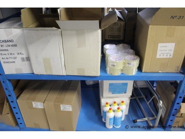 Inhoud van het rek wo. schoonmaakmiddelen - afbeelding 2 van  3