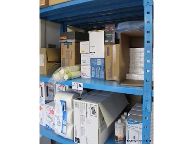 Inhoud van het rek wo. schoonmaakmiddelen - afbeelding 1 van  4