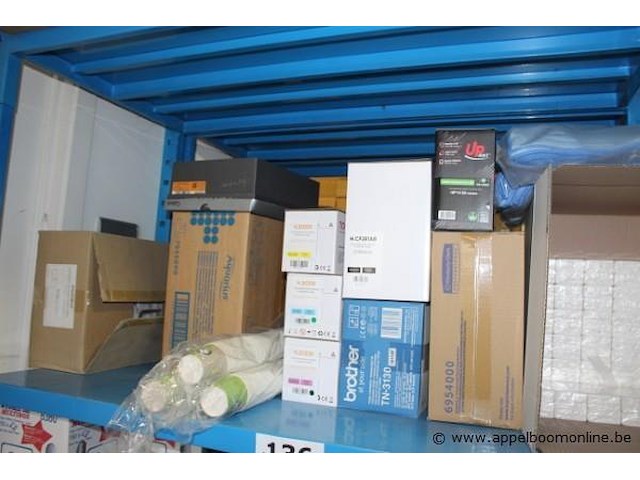 Inhoud van het rek wo. schoonmaakmiddelen - afbeelding 2 van  4