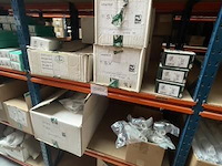 Inhoud van rek wo. diverse sifons, aflopen - afbeelding 1 van  7