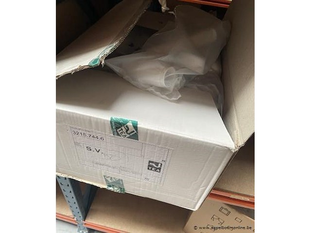 Inhoud van rek wo. diverse sifons, aflopen - afbeelding 4 van  7