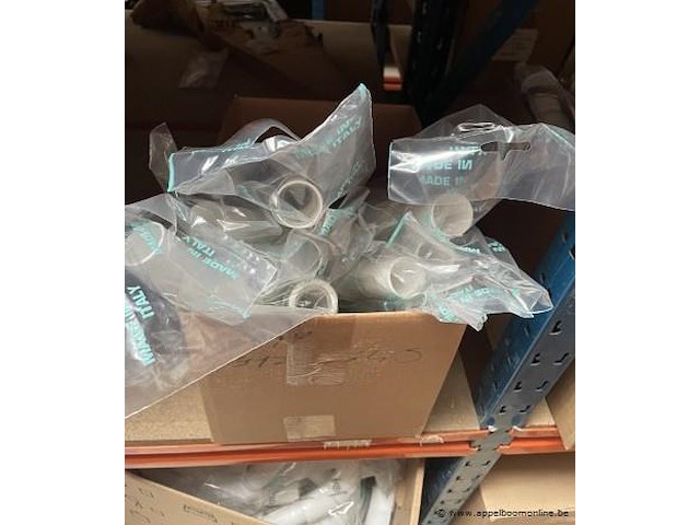 Inhoud van rek wo. diverse sifons, aflopen - afbeelding 5 van  7