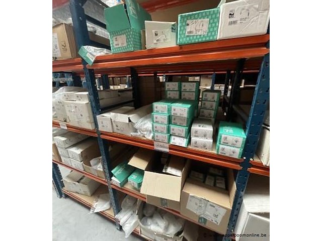 Inhoud van rek wo. diverse sifons, crepin - afbeelding 1 van  6