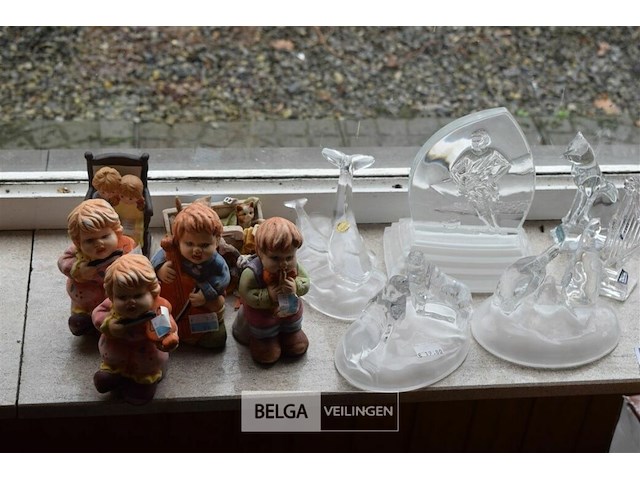 Inhoud vensterbank partij div glaswerk - afbeelding 1 van  4