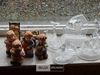 Inhoud vensterbank partij div glaswerk - afbeelding 1 van  4